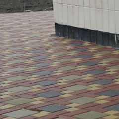 Тротуарна плитка Золотий Мандарин Квадрат великий 200х200х60 мм на сірому цементі чорний Ромни