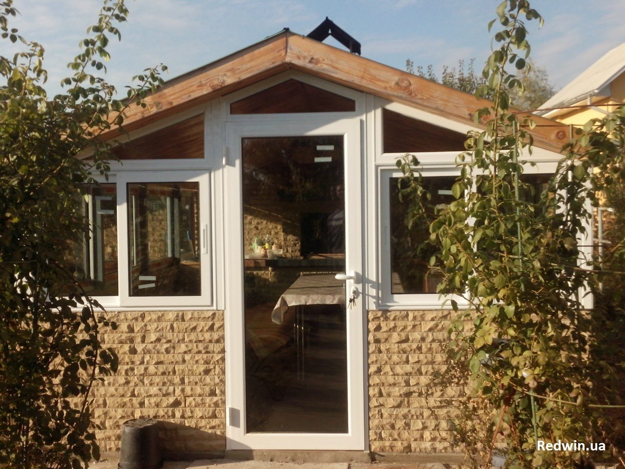 Остекление беседки. Окна и двери из алюминия от Редвин Груп