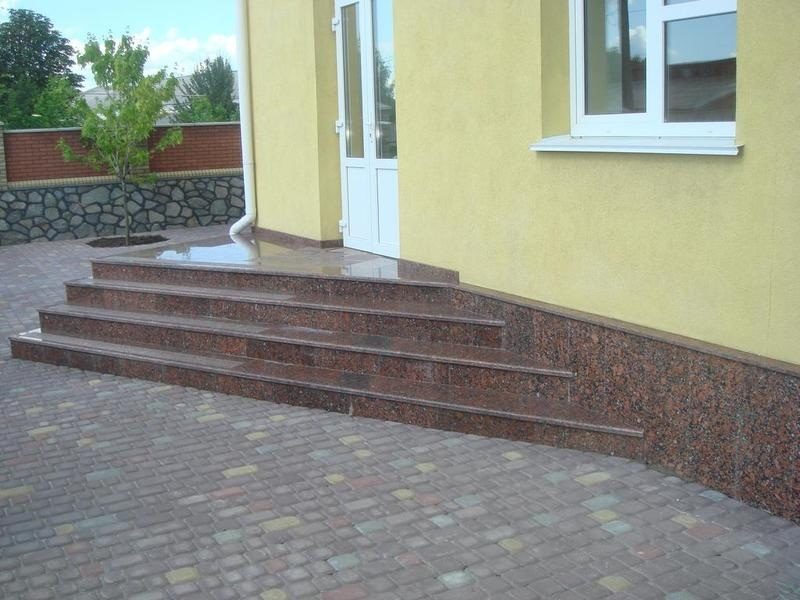 Входная группа и цоколь из Капустянского гранита