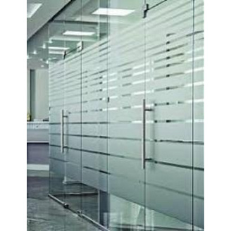 Прозорі перегородки з алюмінію та декоративною плівкою — стильне рішення для бізнесу