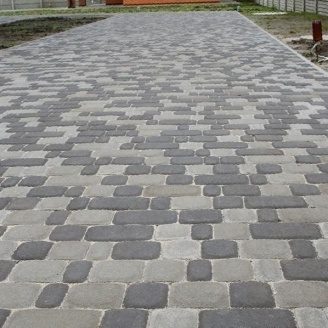 Тротуарна плитка Золотий Мандарин Старе місто 120х80 мм на сірому цементі чорний