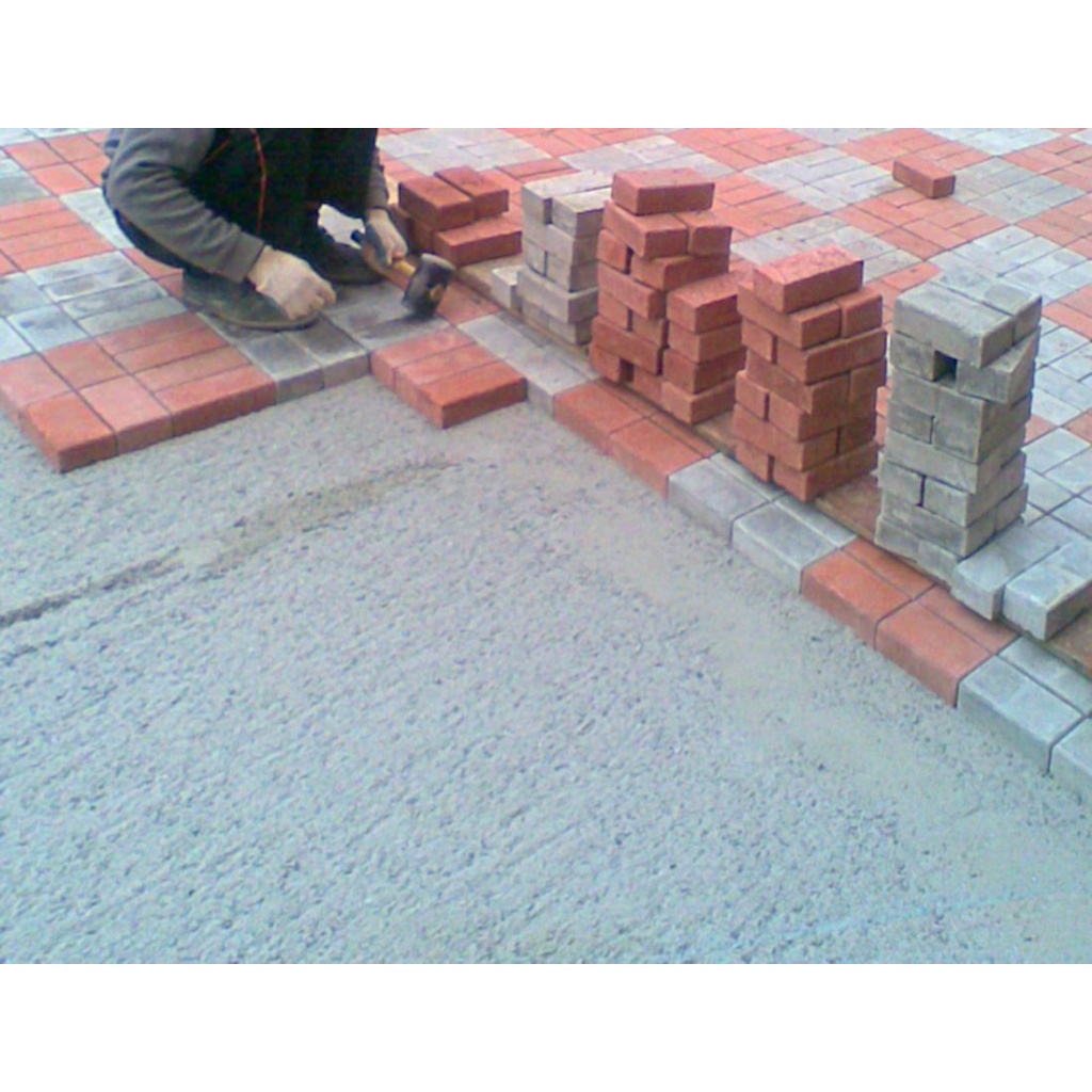 Укладка брусчатки на бетон. Укладка тротуарной плитки на бетон технология. Укладка бетонной плитки. Брусчатка на бетонную плиту.