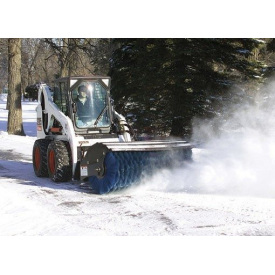 Уборка снега мини-погрузчиком Bobcat со щеткой