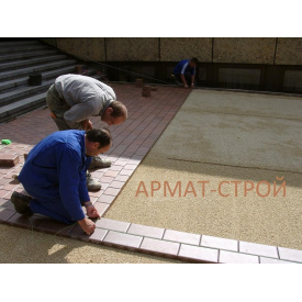 Укладка тротуарной плитки вручную