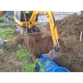 Риття екскаватором каналізації