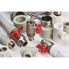 Замена старых труб на новые в жилых помещениях