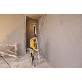 Штукатуркa стін в приміщенні