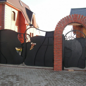 Кованые ворота закрытые асимметрические с калиткой Legran