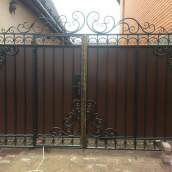 Ворота с профнастилом кованые закрытые роспашные Legran