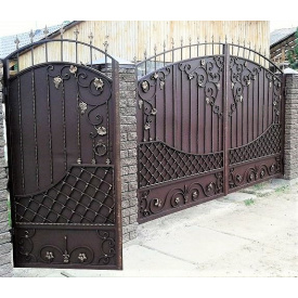 Кованые ворота закрытые с пиками и профнастилом Legran