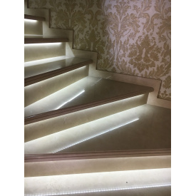 Мраморная лестница с подсветкой и балюстрадой