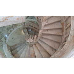 Винтовая лестница из оникса с балюстрадой Киев