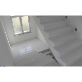 Лестница из мрамора белого цвета индивидуально