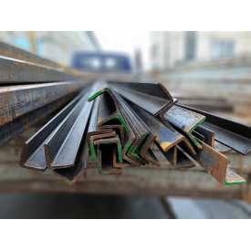 Уголок металлический 32х32х4 мм ндл