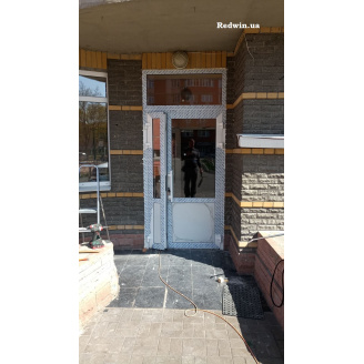 Входные двери в подъезд из алюминия с домофоном