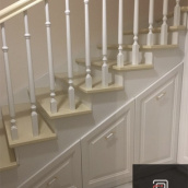Изготовление деревянных лестниц на тетиве с oтделениями (шкафчиками) для хранения вещей