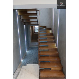 Изготовление деревянных лестниц со стеклом на второй этаж