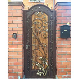 Кованая калитка с деревом и вмонтированным замком