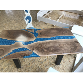 Стол обеденный орех поперечный срез и эпоксидная смола синего цвета