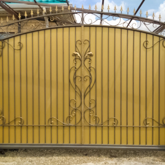 Ворота металические сварные с коваными элементами закрытые Legran