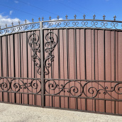 Кованые ворота с профнастилом закрытыe с крепким каркасом оригинальные Legran