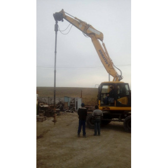 Аренда навесного гидравлического ямобура на базе экскаватора-погрузчика Caterpillar 432f