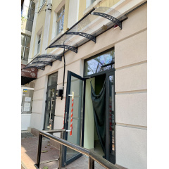 Готовий збірний навіс над балконом Dash'Ok 2,05х1,5 м Хайтек сотовий полікарбонат 6 мм Темно-серий Прозорий Бушеве