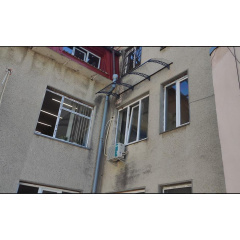 Металевий збірний навіс (козирок) над дверима Dash'Ok 3.05x1.5 м Hi-tech, темно-сірий, мон 4 мм, прозр Ізюм