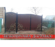 Распашные кованые ворота из калиткой и профнастилом