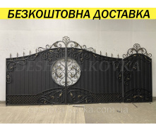 Кованые ворота из профнастилом и коваными элементами