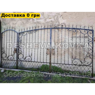 Кованые распашные ворота из профнастила из элементами ковки