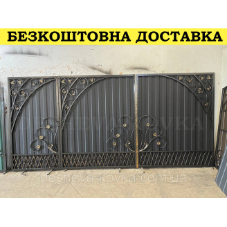 Кованые ворота из профнастилом и коваными элементами