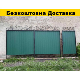 Кованые ворота из зеленым профнастилом и элементами ковки