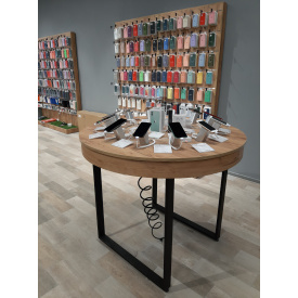 Стол для демонстрации мобильных телефонов/планшетов.