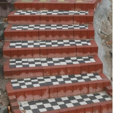 Поребрик фігурний квадратний Золотий Мандарин 500х80х250 мм на сірому цементі червоний