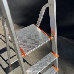 Стремянка алюминиевая на 5 ступеней для дачи Техпром Орехов