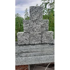 Гранітна брусчатка пилено-колота (пиляні 4 боки, верх колотий) покостівка сіра