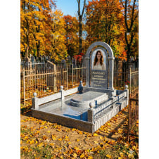 Меморіальний комплекс з сірого граніту з аркою