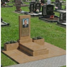 Пам'ятник із піщаника з майданчиком для чоловіка