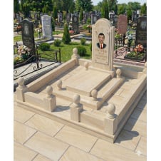 Елітний пам'ятник у світлому камені з огорожею