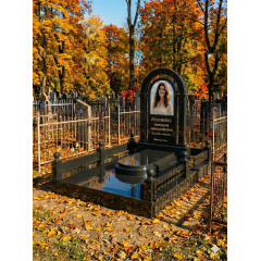 Меморіальний комплекс з чорного граніту з аркою Львов