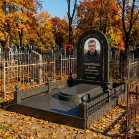 Меморіальний комплекс з сірого граніту з аркою