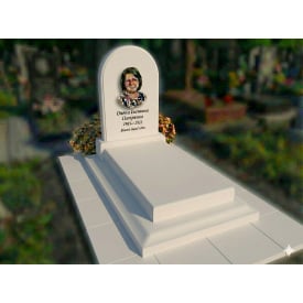 Пам'ятник мармуровий піщаник із відмосткою 2