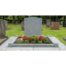 Памятник с оградкой и отмосткой серый гранит