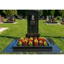 Пам'ятник із великим квітником і відмосткою чорний граніт