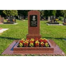 Пам'ятник із великим квітником і відмосткою червоний граніт