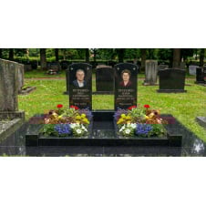 Двойной памятник из черного гранита с площадкой