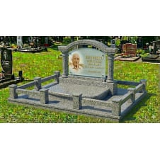 Меморіальний комплекс з аркою та колонами сірий граніт