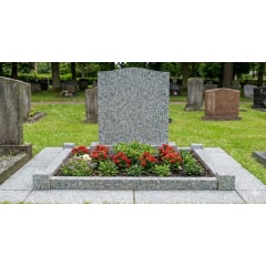 Памятник с оградкой и отмосткой серый гранит Володимир-Волинський