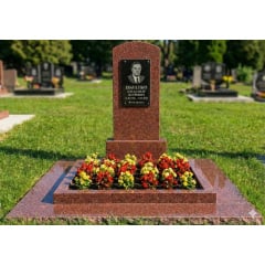 Памятник с большим цветником и отмосткой красный гранит Конотоп